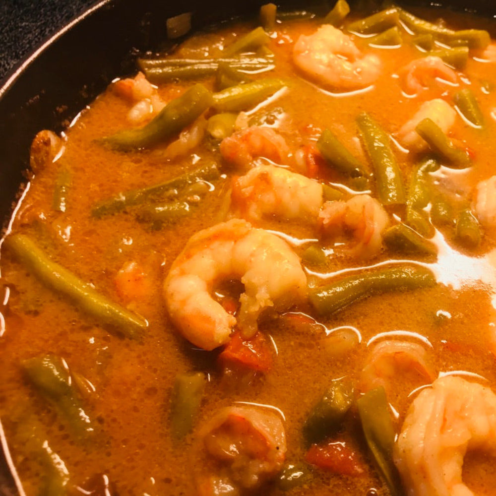 Anar Gourmet Foods all-natural, gluten-free seafood curry with shrimp and green beans, cooking in a pan