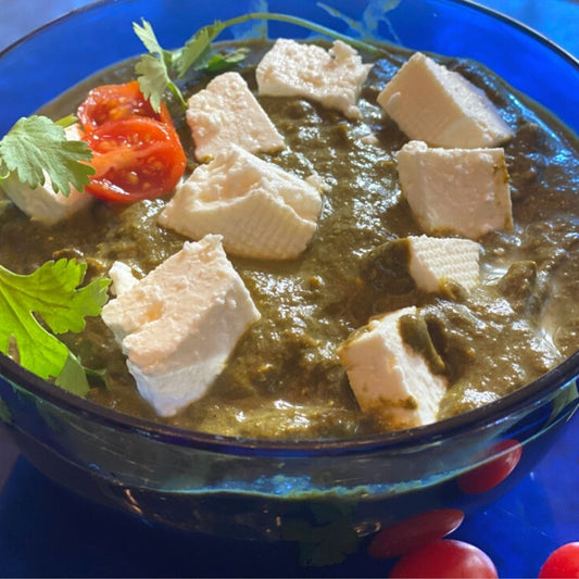 Anar Gourmet Foods all-natural, gluten-free saag paneer with fresh paneer cubes, garnished with cilantro and tomato
